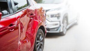 Auto con la parte delantera dañada. ¿Cuánto se puede esperar de un acuerdo por accidente auto en Nevada?